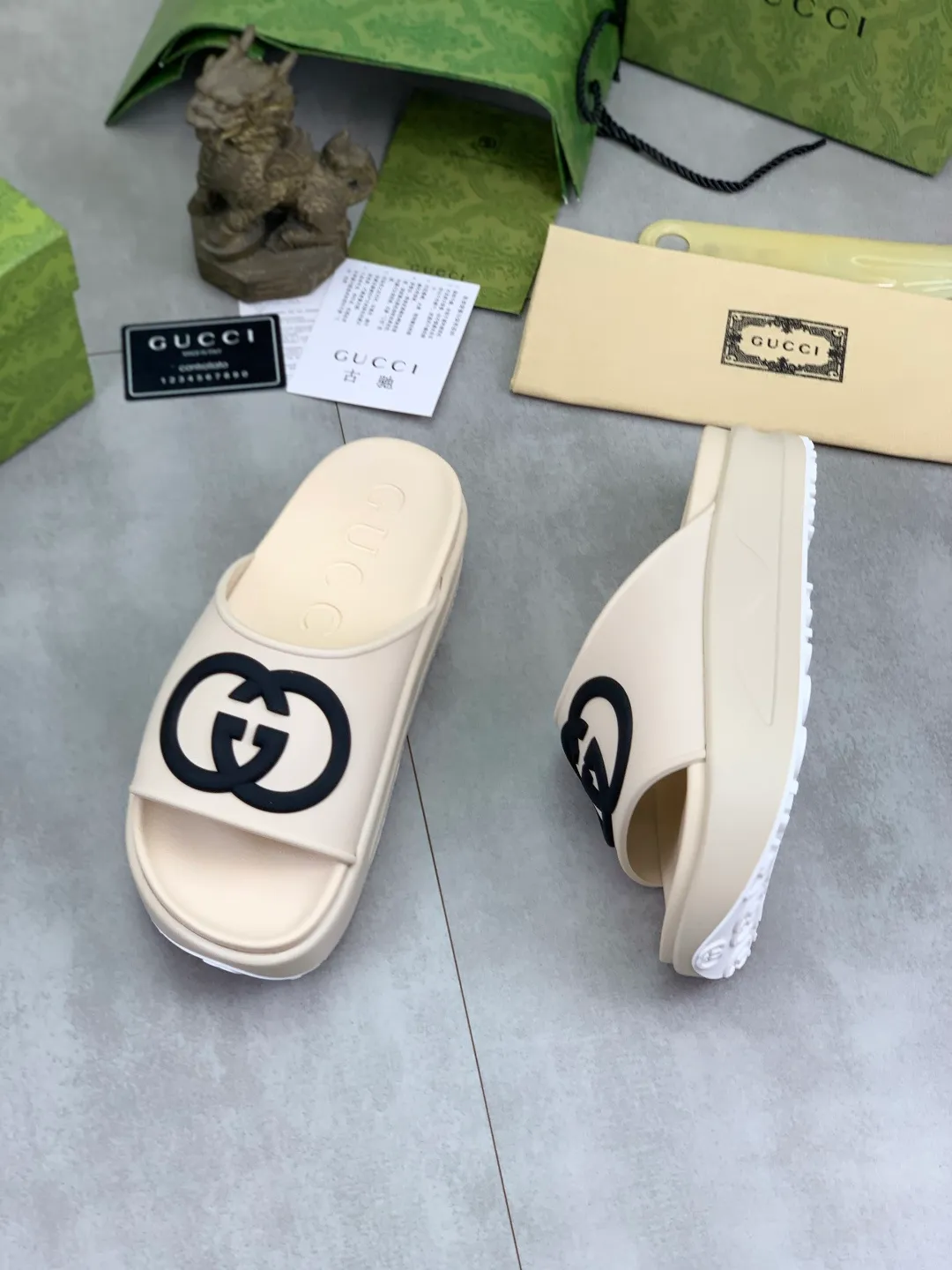 Men's Men's Shoes 💰P300💰[New Style] High Version 🎁🎁🎁 GUCCI New Year of the Snake casual slippers, original official website, perfect workmanship, transmitting a kind of noble luxury, sublimating its definition of luxury in Gucci's high-end extraordinary craftsmanship. Original Gucci double G combination outsole, code number: 35-46, complete package
